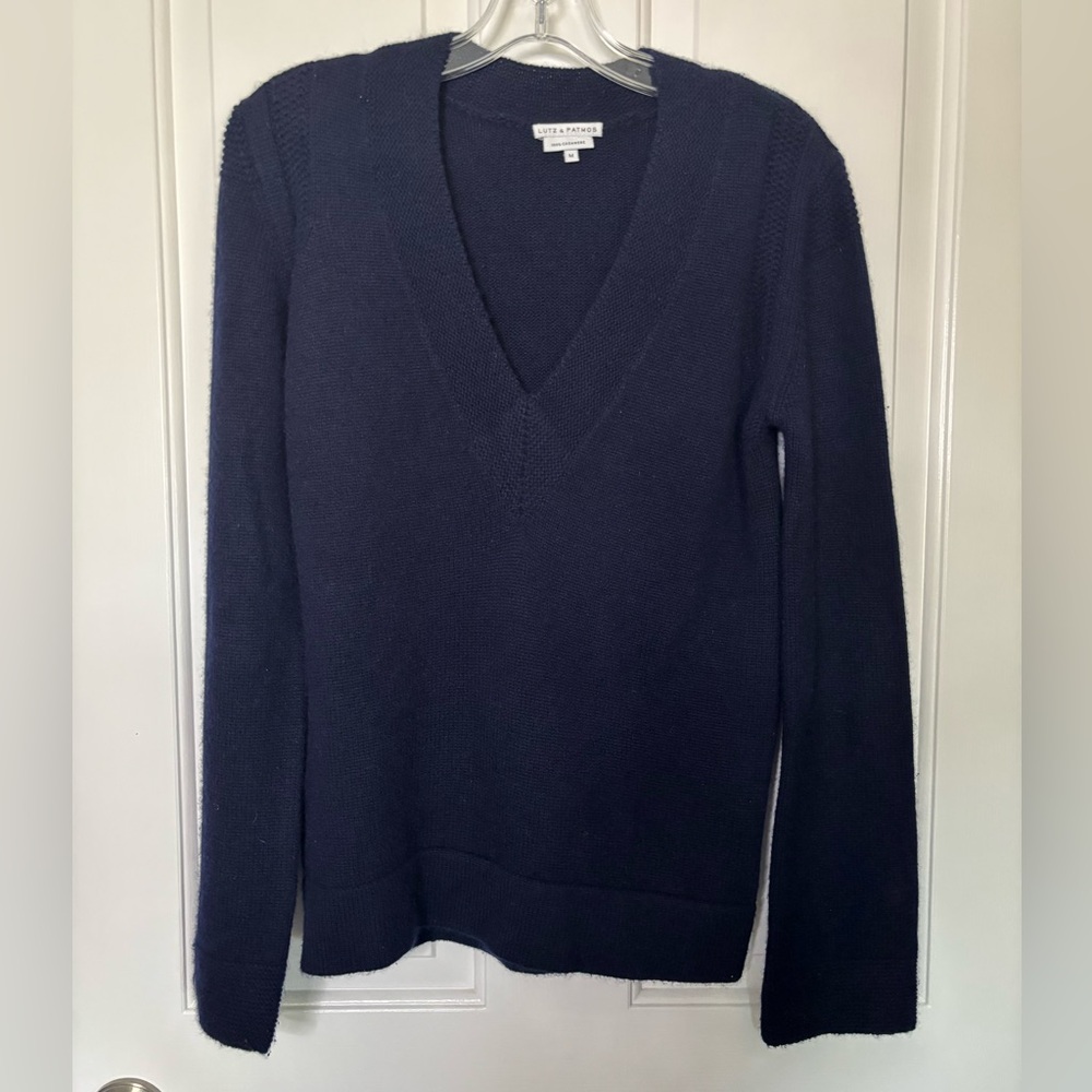 EUC LUTZ & PATMOS Women's Navy Cashmere V-Neck Mid Weight Sweater sz M